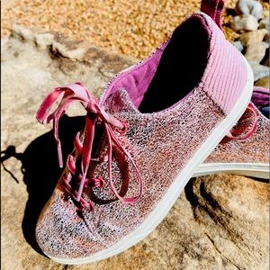 **RARELY WORN** TOMS pink girls sneakers